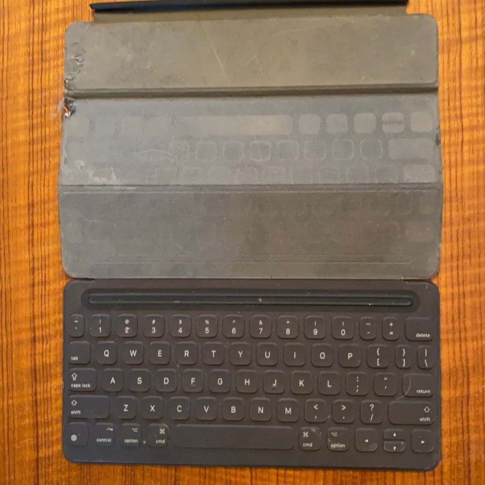 Magnetic/articulated iPad keyboard